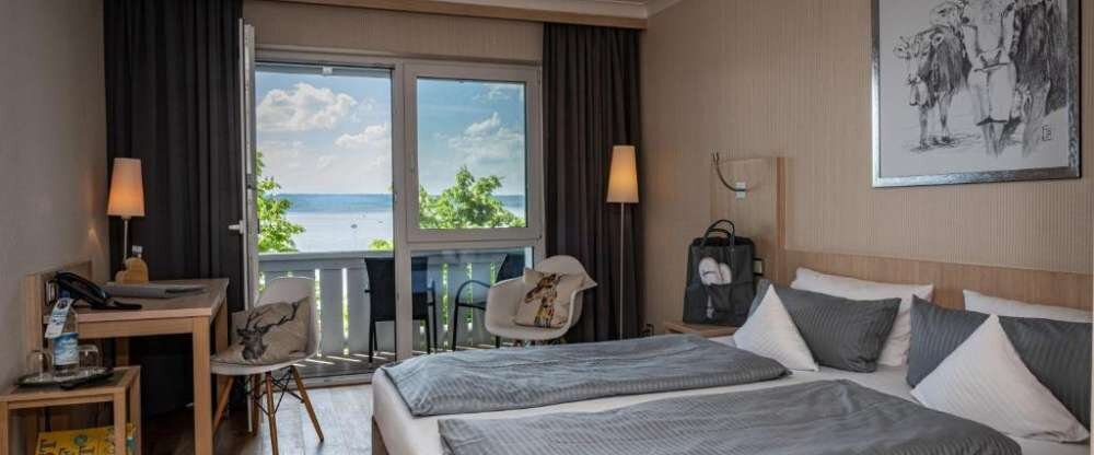 Die 33 Standardzimmer sind ca. 20 m² groß, zeigen sowohl zur Seeseite mit Balkon. Die Zimmer sind ausgestattet mit Doppelbett, Klimaanlage, Flachbildfernseher mit Kabelanschluss und Videotext, Wecker und Radio, Zimmertresor sowie Telefon- und Internet