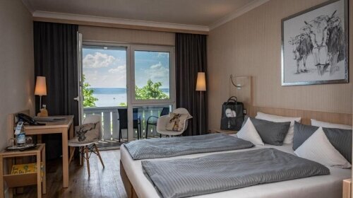 Die 33 Standardzimmer sind ca. 20 m² groß, zeigen sowohl zur Seeseite mit Balkon.

Die Zimmer sind ausgestattet mit Doppelbett, Klimaanlage, Flachbildfernseher mit Kabelanschluss und Videotext, Wecker und Radio, Zimmertresor  sowie Telefon- und Internet