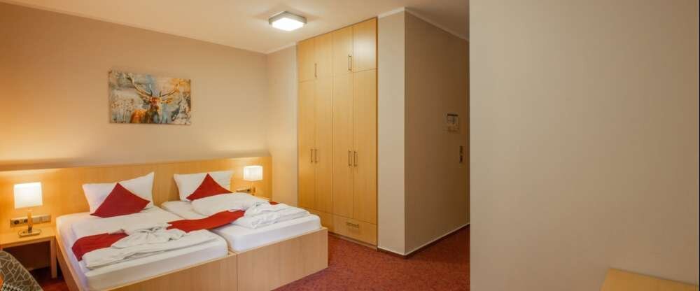 Bitte beachten Sie, dass die Zimmer bedingt durch die Souterrain-Lage eine eingeschränkte Sicht nach draußen bieten!
