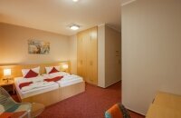 Bitte beachten Sie, dass die Zimmer bedingt durch die Souterrain-Lage eine eingeschränkte Sicht nach draußen bieten!