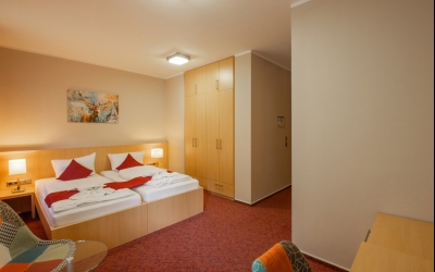 Bitte beachten Sie, dass die Zimmer bedingt durch die Souterrain-Lage eine eingeschränkte Sicht nach draußen bieten!