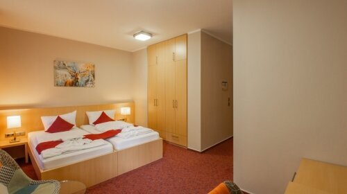 Bitte beachten Sie, dass die Zimmer bedingt durch die Souterrain-Lage eine eingeschränkte Sicht nach draußen bieten!