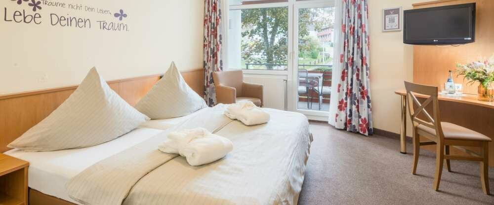 Alle Doppelzimmer verfügen über Balkon oder Terrasse, Dusche oder Wanne/WC, Schreibtisch, Sitzecke, Flat-TV und kostenfreies WLAN. Die Zimmer verfügen über verschiedene Ausblicke in die Ortschaft Lützenhardt. Hunde sind nur in bestimmten Zimmern erlaubt