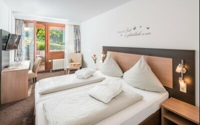 Alle Doppelzimmer verfügen über Balkon oder Terrasse, Dusche oder Wanne/WC, Schreibtisch, Sitzecke, Flat-TV und kostenfreies WLAN