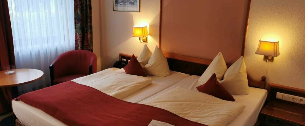 Das Doppelzimmer bietet Platz für zwei Personen wie etwa Paare oder Freunde. Die Zimmer sind mit einem eigenen Bad/WC sowie einem Kingsize-Bett (180 cm x 200 cm) ausgestattet und etwas größer als ein Economy Doppelzimmer