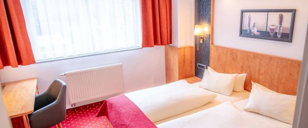 Dieses Doppelzimmer verfügt über ein eigenes kleines Bad mit einer Dusche, einem Haartrockner und kostenlosen Pflegeprodukten. Zudem verfügt das Zimmer über einen Sitzbereich, einen Kleiderschrank, Teppichboden, Heizung und einen Flachbild-TV. Die Wohnei