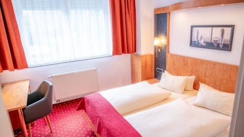 Dieses Doppelzimmer verfügt über ein eigenes kleines Bad mit einer Dusche, einem Haartrockner und kostenlosen Pflegeprodukten.
Zudem verfügt das Zimmer über einen Sitzbereich, einen Kleiderschrank, Teppichboden, Heizung und einen Flachbild-TV. Die Wohnei