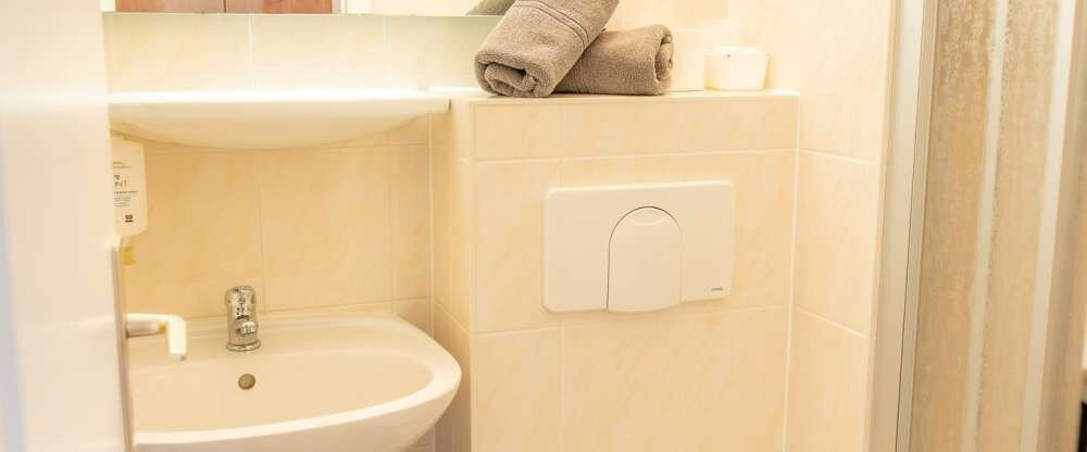 Dieses Doppelzimmer verfügt über ein eigenes kleines Bad mit einer Dusche, einem Haartrockner und kostenlosen Pflegeprodukten. Zudem verfügt das Zimmer über einen Sitzbereich, einen Kleiderschrank, Teppichboden, Heizung und einen Flachbild-TV. Die Wohnei