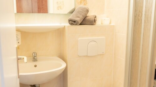 Dieses Doppelzimmer verfügt über ein eigenes kleines Bad mit einer Dusche, einem Haartrockner und kostenlosen Pflegeprodukten.
Zudem verfügt das Zimmer über einen Sitzbereich, einen Kleiderschrank, Teppichboden, Heizung und einen Flachbild-TV. Die Wohnei