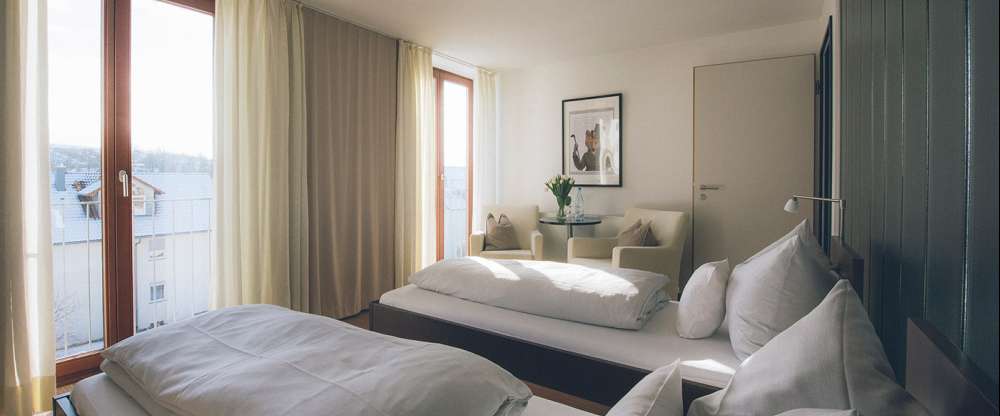 Helles, elegantes Gästezimmer (28 qm) mit großen Fenstern, ausgestattet mit Doppelbett (2,00 x 2,10 m) oder zwei Einzelbetten (je 0,90 x 2,10 m).