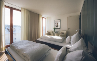 Helles, elegantes Gästezimmer (28 qm) mit großen Fenstern, ausgestattet mit Doppelbett (2,00 x 2,10 m) oder zwei Einzelbetten (je 0,90 x 2,10 m).