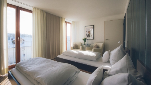 Helles, elegantes Gästezimmer (28 qm) mit großen Fenstern, ausgestattet mit Doppelbett (2,00 x 2,10 m) oder zwei Einzelbetten (je 0,90 x 2,10 m).