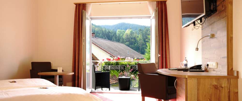 Schöne Doppelzimmer mit Blick zum Innenhof, Teppichboden, Dusche / WC, TV, Fön, Kosmetikspiegel, Schreibtisch, Safe und Balkon (über den Lift zu erreichen).