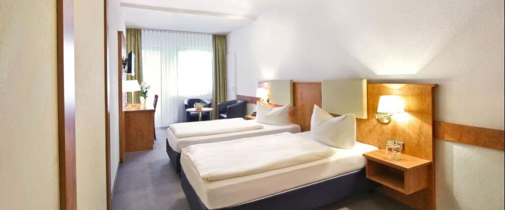 Die Doppelzimmer „Standard“ befinden sich im Nebengebäude und verfügen über: Größe ca. 21 m² Geräumiges Badezimmer mit Dusche/WC Fön Telefon und Flachbildfernseher Kleine Sitzgruppe und Schreibtisch Balkon oder Terrasse