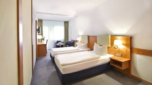 Die Doppelzimmer „Standard“ befinden sich im Nebengebäude und verfügen über:

Größe ca. 21 m²
Geräumiges Badezimmer mit Dusche/WC
Fön
Telefon und Flachbildfernseher
Kleine Sitzgruppe und Schreibtisch
Balkon oder Terrasse