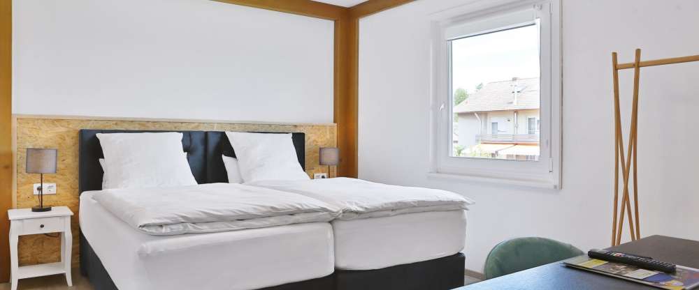 Doppelzimmer in unserem Sterngebäude mit zwei Boxspringbetten. inkl. Wlan und Smart-TV. Schattige und kühle Seite, sehr angenehm im Sommer.