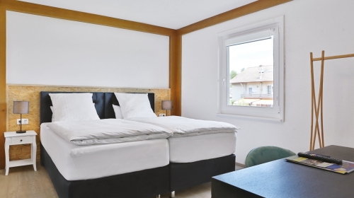 Doppelzimmer in unserem Sterngebäude mit zwei Boxspringbetten.
inkl. Wlan und Smart-TV. 
Schattige und kühle Seite, sehr angenehm im Sommer.