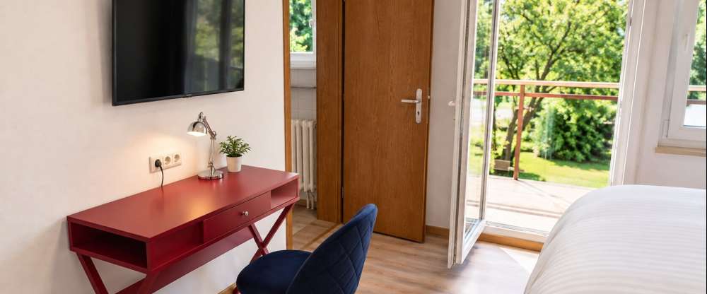 Doppelzimmer in unserem Sterngebäude mit Balkon und zwei Boxspringbetten. inkl. Wlan und Smart-TV. Der Balkon hat eine schöne Aussicht auf unseren schönen Biergarten.