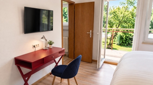 Doppelzimmer in unserem Sterngebäude mit Balkon und zwei Boxspringbetten.
inkl. Wlan und Smart-TV. 
Der Balkon hat eine schöne Aussicht auf unseren schönen Biergarten.