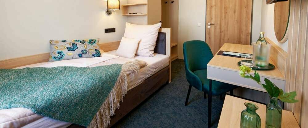 Zweites Schlafzimmer einer unserer Doppelzimmer Suiten mit Balkon. Perfekt für Eltern mit Kind.