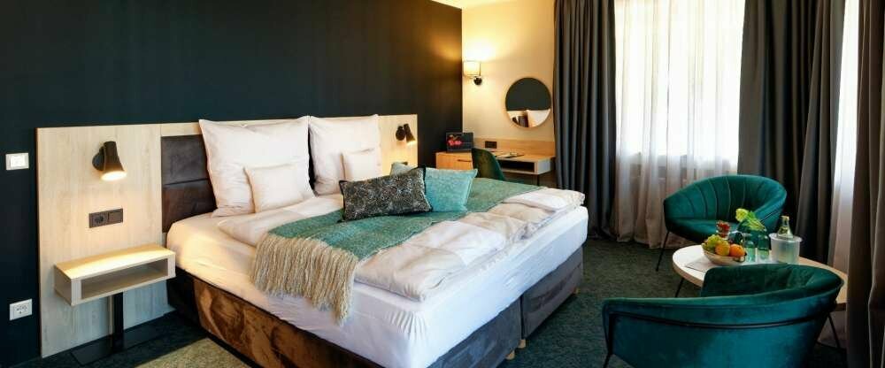 Schlafzimmer einer Doppelzimmer Suite mit Balkon.