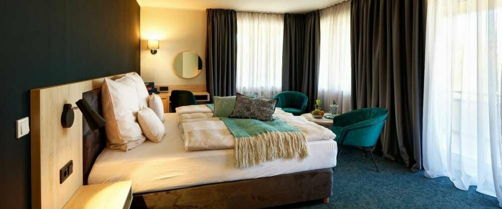 Schlafzimmer einer Doppelzimmer Suite mit Balkon.