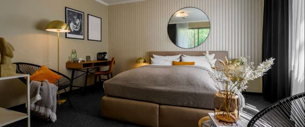  moderne Ausstattung großer Flachbild-TV (40 Zoll) Kissenauswahl ruhige Lage Ausblick in den Garten Schreibtisch mit Stuhl Sitzecke oder Sessel Boxspringbetten EZ 140x200 Betten DZ 180x200Betten Kaffee