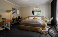  moderne Ausstattung großer Flachbild-TV (40 Zoll) Kissenauswahl ruhige Lage Ausblick in den Garten Schreibtisch mit Stuhl Sitzecke oder Sessel Boxspringbetten EZ 140x200 Betten DZ 180x200Betten Kaffee