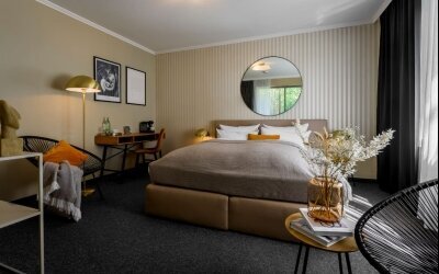  moderne Ausstattung großer Flachbild-TV (40 Zoll) Kissenauswahl ruhige Lage Ausblick in den Garten Schreibtisch mit Stuhl Sitzecke oder Sessel Boxspringbetten EZ 140x200 Betten DZ 180x200Betten Kaffee