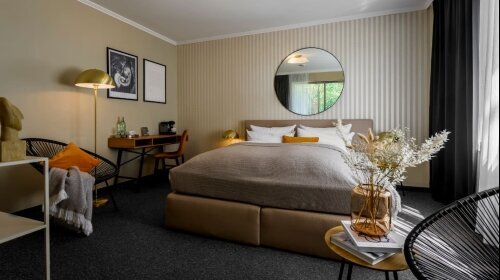     moderne Ausstattung
    großer Flachbild-TV (40 Zoll) 
    Kissenauswahl
    ruhige Lage
    Ausblick in den Garten
    Schreibtisch mit Stuhl
    Sitzecke oder Sessel
    Boxspringbetten
    EZ 140x200 Betten
    DZ 180x200Betten
    Kaffee