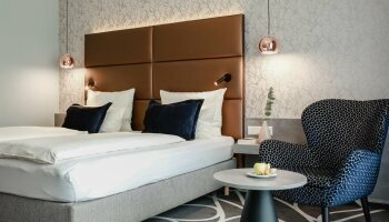 Die modernen Superiorzimmer verfügen über einen französischen Balkon sowie ein stilvolles Badezimmer mit schwellenloser Dusche und WC. Die natürlichen Materialien in Verbindung mit liebevollen Details, geben diesen Themenzimmern einen besonderen Wohlfühlf