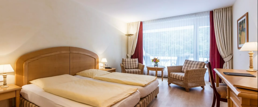 Unsere großzügigen Doppelzimmer Superior, verteilt über alle Etagen des historischen Stammhauses und des modernen Gästehauses, bieten auf 24-28 qm individuellen Charme und Komfort. Während das Stammhaus seinen authentischen Charakter ohne Aufzug bewahrt, 