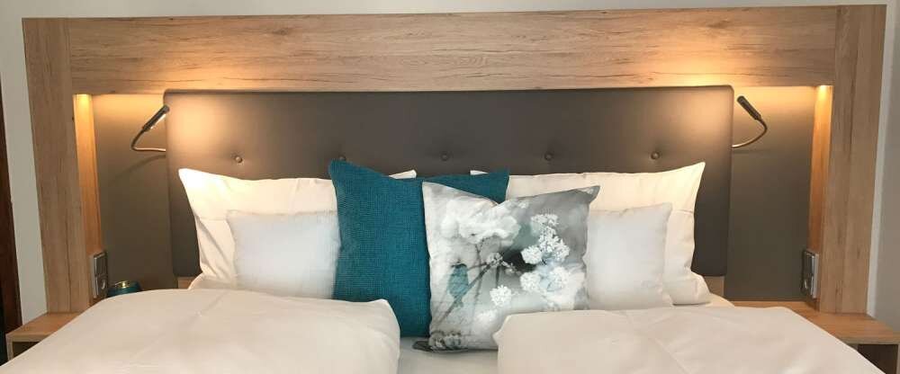 Doppelzimmer für 2 Personen mit Superior Ausstattung und Betten in 1,80 m x 2 m (getrennte Matratzen). Zimmerausstattung: Flachbild TV, Radio, Dusche/WC, Telefon, Föhn, Minibar, Safe. Die Zimmer Superior und Komfort unterscheiden sich in der Zimmergröße.