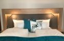 Doppelzimmer für 2 Personen mit Superior Ausstattung und Betten in 1,80 m x 2 m (getrennte Matratzen). Zimmerausstattung: Flachbild TV, Radio, Dusche/WC, Telefon, Föhn, Minibar, Safe. Die Zimmer Superior und Komfort unterscheiden sich in der Zimmergröße.