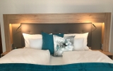 Doppelzimmer für 2 Personen mit Superior Ausstattung und Betten in 1,80 m x 2 m (getrennte Matratzen). Zimmerausstattung: Flachbild TV, Radio, Dusche/WC, Telefon, Föhn, Minibar, Safe. Die Zimmer Superior und Komfort unterscheiden sich in der Zimmergröße.
