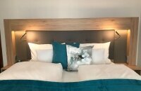 Doppelzimmer für 2 Personen mit Superior Ausstattung und Betten in 1,80 m x 2 m (getrennte Matratzen). Zimmerausstattung: Flachbild TV, Radio, Dusche/WC, Telefon, Föhn, Minibar, Safe. Die Zimmer Superior und Komfort unterscheiden sich in der Zimmergröße.