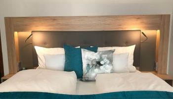 Doppelzimmer für 2 Personen mit Superior Ausstattung und Betten in 1,80 m x 2 m (getrennte Matratzen). Zimmerausstattung: Flachbild TV, Radio, Dusche/WC, Telefon, Föhn, Minibar, Safe. Die Zimmer Superior und Komfort unterscheiden sich in der Zimmergröße.
