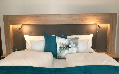 Doppelzimmer für 2 Personen mit Superior Ausstattung und Betten in 1,80 m x 2 m (getrennte Matratzen). Zimmerausstattung: Flachbild TV, Radio, Dusche/WC, Telefon, Föhn, Minibar, Safe. Die Zimmer Superior und Komfort unterscheiden sich in der Zimmergröße.