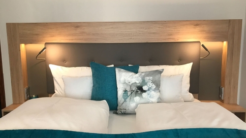 Doppelzimmer für 2 Personen mit Superior Ausstattung und Betten in 1,80 m x 2 m (getrennte Matratzen). Zimmerausstattung: Flachbild TV, Radio, Dusche/WC, Telefon, Föhn, Minibar, Safe. Die Zimmer Superior und Komfort unterscheiden sich in der Zimmergröße.
