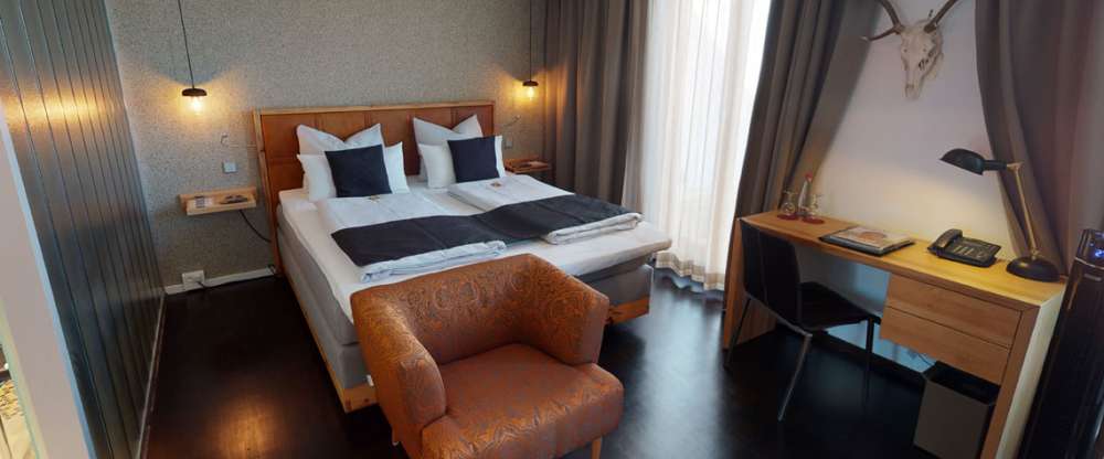 Helles, elegantes Gästezimmer (28 qm) mit großen Fenstern und Balkon mit Sitzgelegenheit, ausgestattet mit Doppelbett (2,00 x 2,10 m) oder zwei Einzelbetten (je 0,90 x 2,10 m).