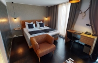 Helles, elegantes Gästezimmer (28 qm) mit großen Fenstern und Balkon mit Sitzgelegenheit, ausgestattet mit Doppelbett (2,00 x 2,10 m) oder zwei Einzelbetten (je 0,90 x 2,10 m).