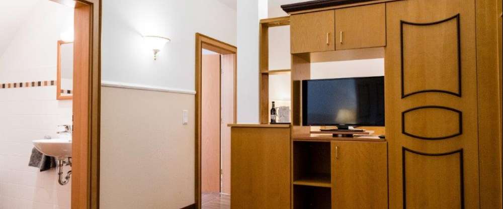 Doppelzimmer 41 m² mit Wohnteil, Ausziehcouch und Balkon. Davon sind zwei Zimmer behindertengerecht eingerichtet. Komfortable Ausstattung mit: Dusche/WC, Balkon, Schreibtisch, drehbarer Flachbildschirm-TV (vom Schlafbereich und von der Wohnecke au