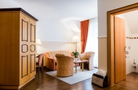 Doppelzimmer 41 m² mit Wohnteil, Ausziehcouch und Balkon. Davon sind zwei Zimmer behindertengerecht eingerichtet. Komfortable Ausstattung mit: Dusche/WC, Balkon, Schreibtisch, drehbarer Flachbildschirm-TV (vom Schlafbereich und von der Wohnecke au