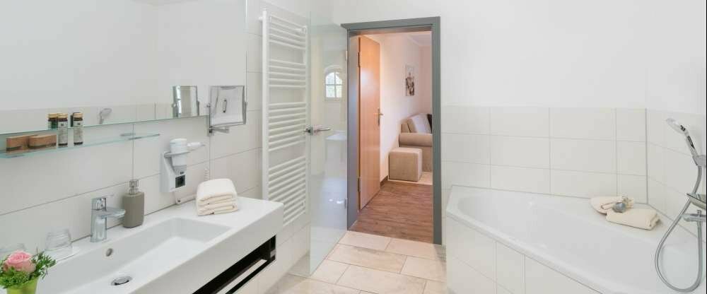 Badezimmer mit Eckwanne