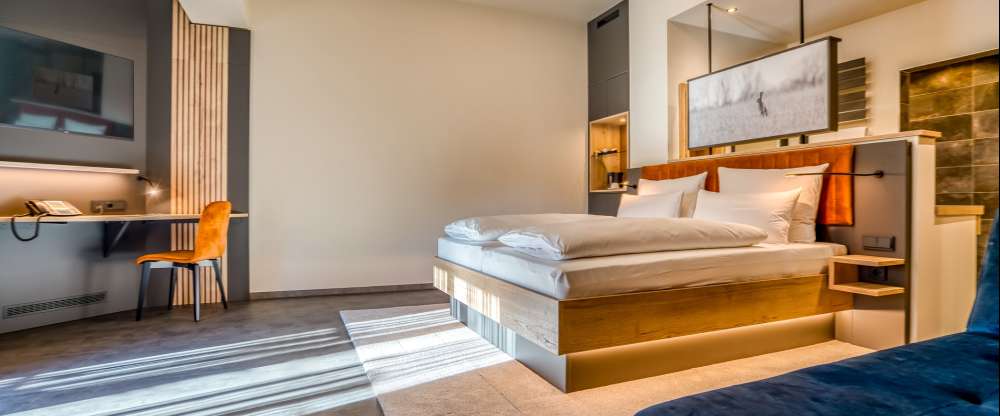 Dieses Doppelzimmer verfügt über kostenlose Pflegeprodukte sowie Bademäntel und ein eigenes Bad mit einer ebenerdigen Dusche und einem Haartrockner. Dieses geräumige Doppelzimmer mit Gartenblick bietet zudem einen Flachbild-Sat-TV, eine Minibar, Tee- und 