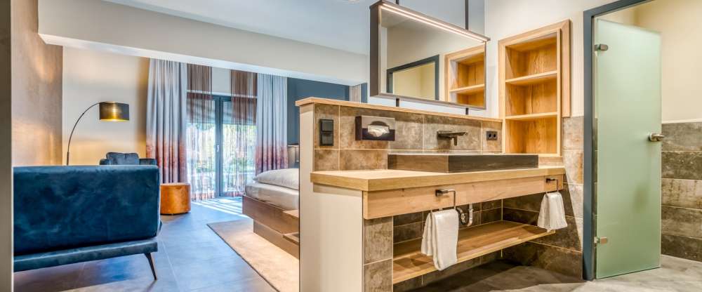 Das geräumige Doppelzimmer bietet einen Balkon mit Seeblick und verfügt über eine Minibar, Tee- und Kaffeezubehör sowie ein eigenes Bad mit ebenerdiger Dusche. In der Wohneinheit befinden sich 2 Betten.