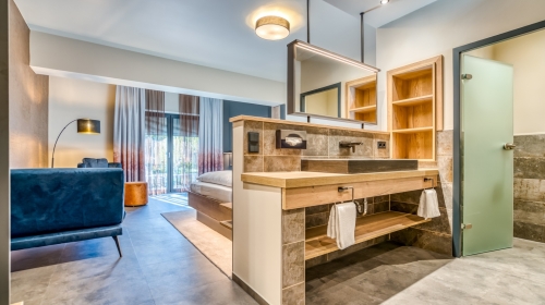 Das geräumige Doppelzimmer bietet einen Balkon mit Seeblick und verfügt über eine Minibar, Tee- und Kaffeezubehör sowie ein eigenes Bad mit ebenerdiger Dusche. In der Wohneinheit befinden sich 2 Betten.