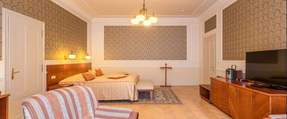 Dies ist ein komfortabel eingerichtetes, geräumiges Zimmer mit überdurchschnittlicher Größe und Blick auf das Tal. 