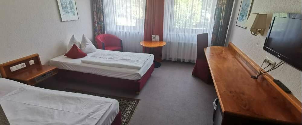 Das Doppelzimmer bietet Platz für zwei Personen wie etwa Paare oder Freunde. Die Zimmer sind mit einem eigenen Bad/WC sowie 2 getrennten Einzelbett (90 cm x 200 cm) ausgestattet und etwas größer als ein Economy Doppelzimmer