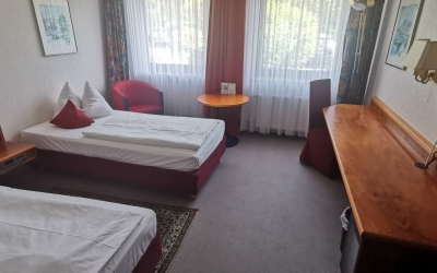 Das Doppelzimmer bietet Platz für zwei Personen wie etwa Paare oder Freunde. Die Zimmer sind mit einem eigenen Bad/WC sowie 2 getrennten Einzelbett (90 cm x 200 cm) ausgestattet und etwas größer als ein Economy Doppelzimmer